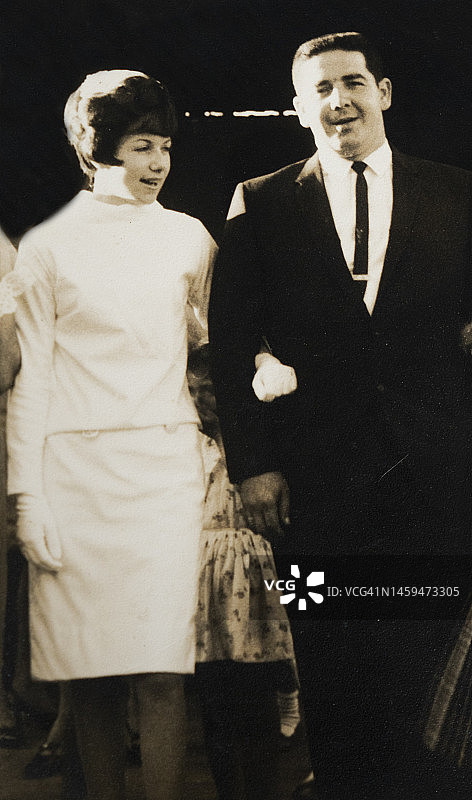 1968年新婚夫妇的复古照片图片素材