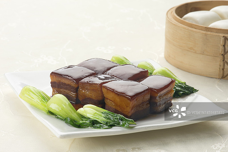 中式红烧东坡肉配馒头和生菜图片素材