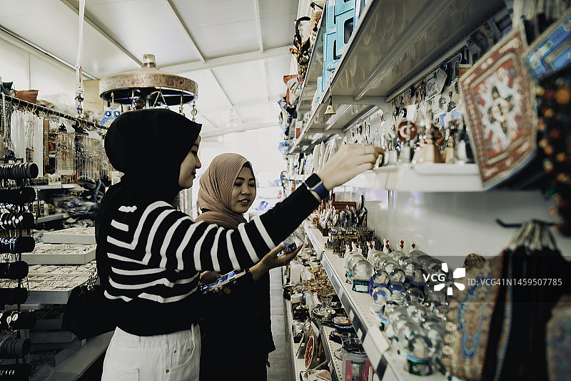 年轻的穆斯林妇女正在购买土耳其传统纪念品图片素材