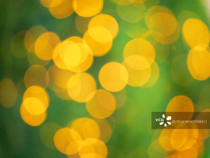 巴黎的黄色和绿色模糊电灯图片素材