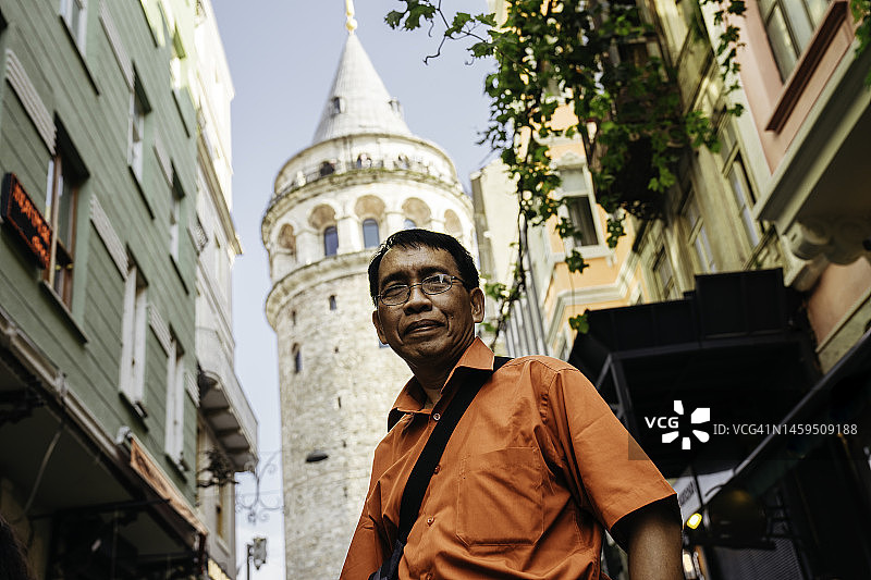 年长的游客在土耳其伊斯坦布尔的加拉塔观光图片素材