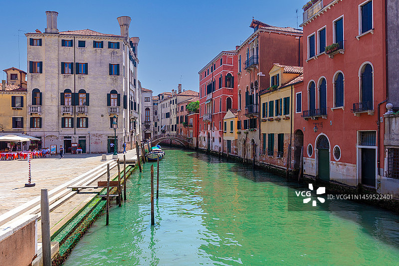 意大利布拉诺岛：运河和色彩鲜艳的传统房屋图片素材