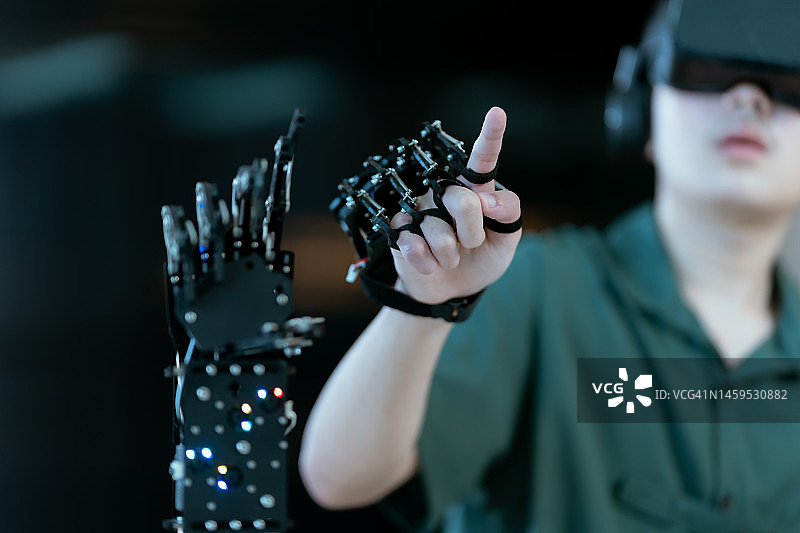 男孩触摸机器人手臂图片素材