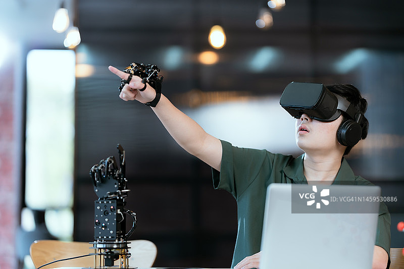 戴着手套，操作VR车学习现代技术的男孩图片素材