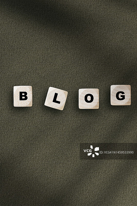 拼写单词BLOG的木制字母图片素材