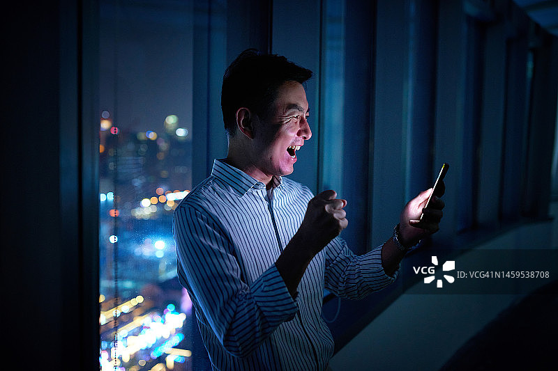 正在看智能手机的男人们图片素材