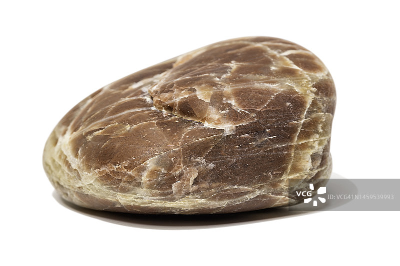 带有划痕和图案的鹅卵石被隔离在白色背景上。剪切路径图片素材