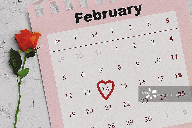 日历上2月14日的红色心形图片素材