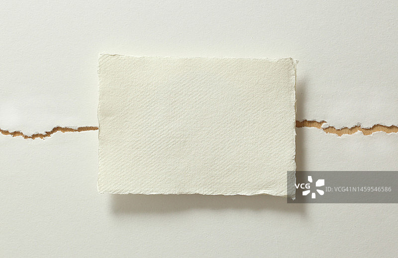 毛边纸在撕纸背景上图片素材