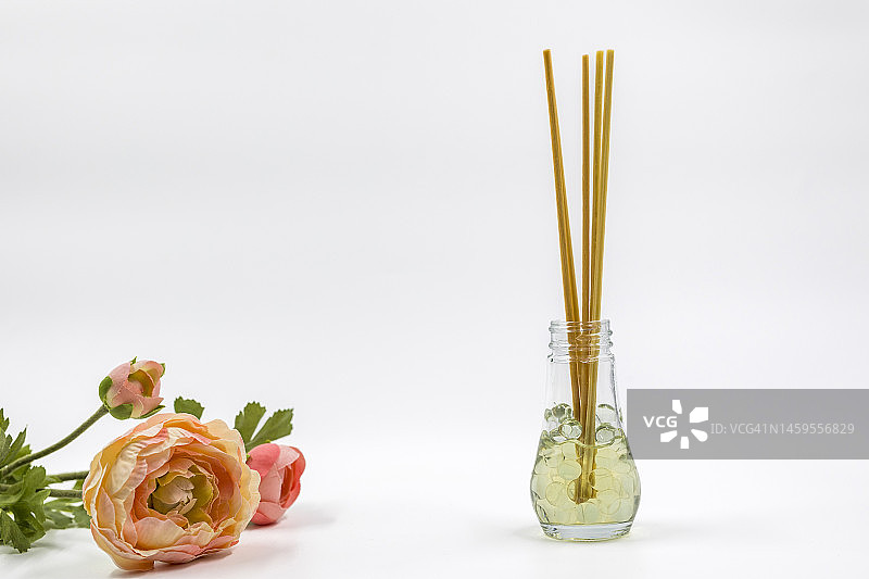 香薰精油瓶和花毛茛图片素材