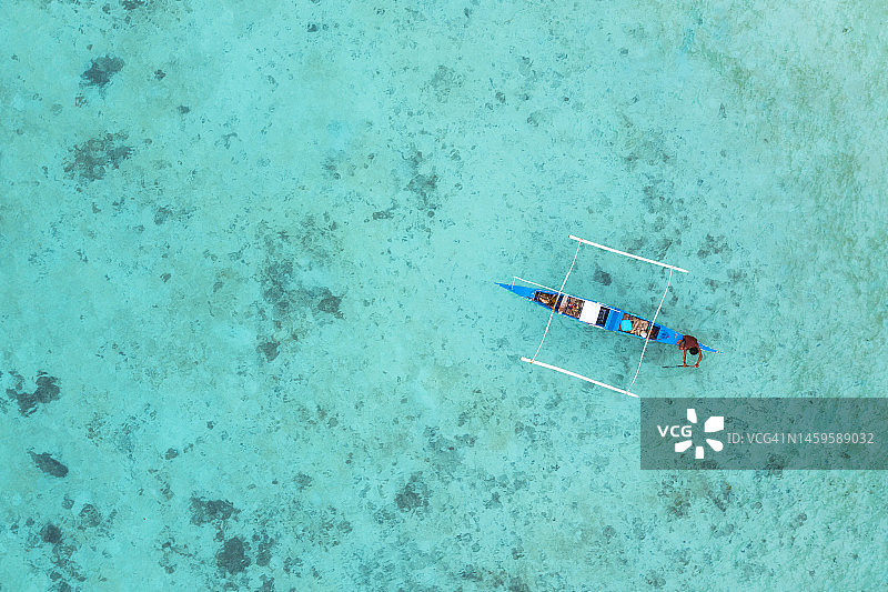 水晶般清澈的海水中的邦加船航拍图图片素材