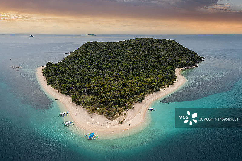 菲律宾巴拉望岛热带岛屿鸟瞰图图片素材