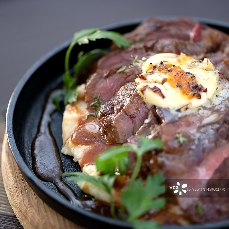 配菜酱汁牛肉图片素材