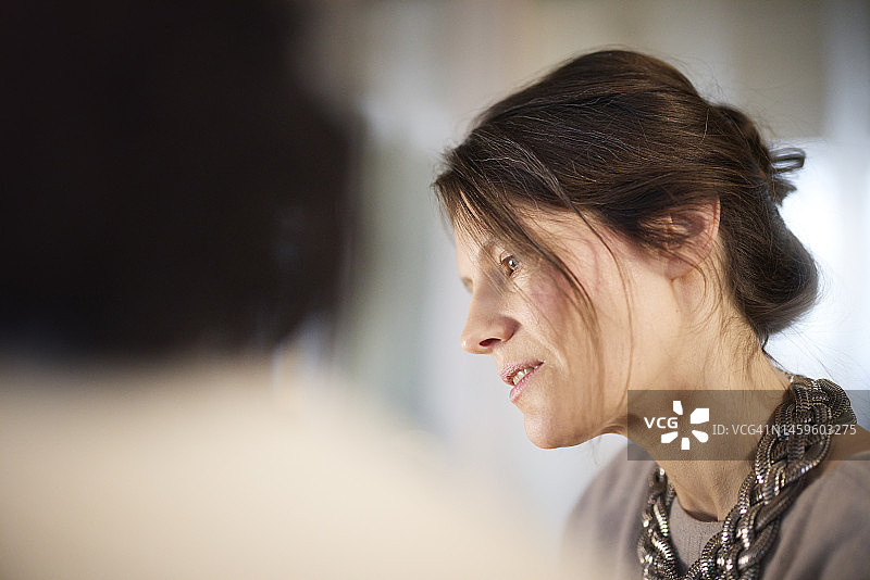 女人看向别处图片素材