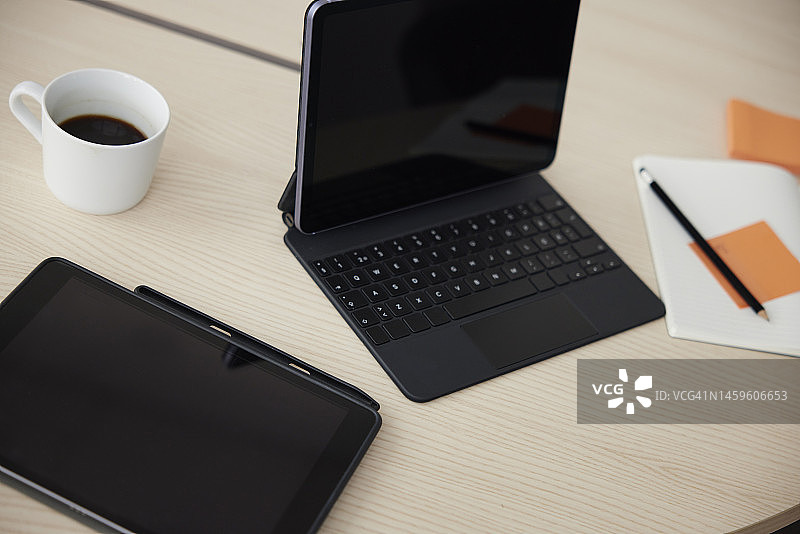 办公桌上的平板电脑和笔记本图片素材