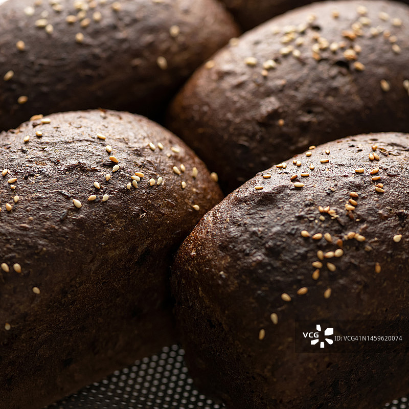 黑麦麦芽面包，砖形，撒有芝麻图片素材