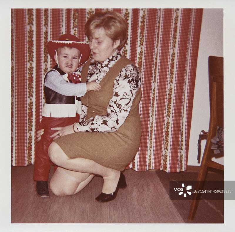 装扮成牛仔的男孩图片素材