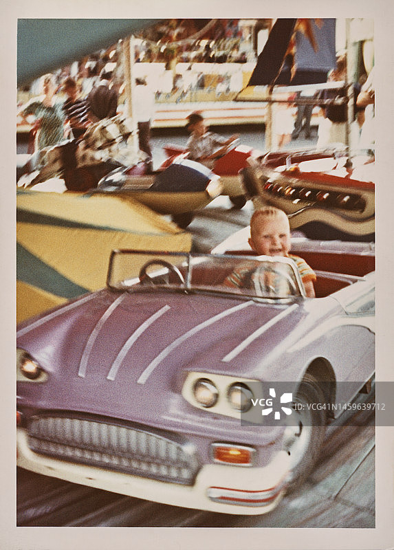 在游乐场玩耍的小男孩图片素材