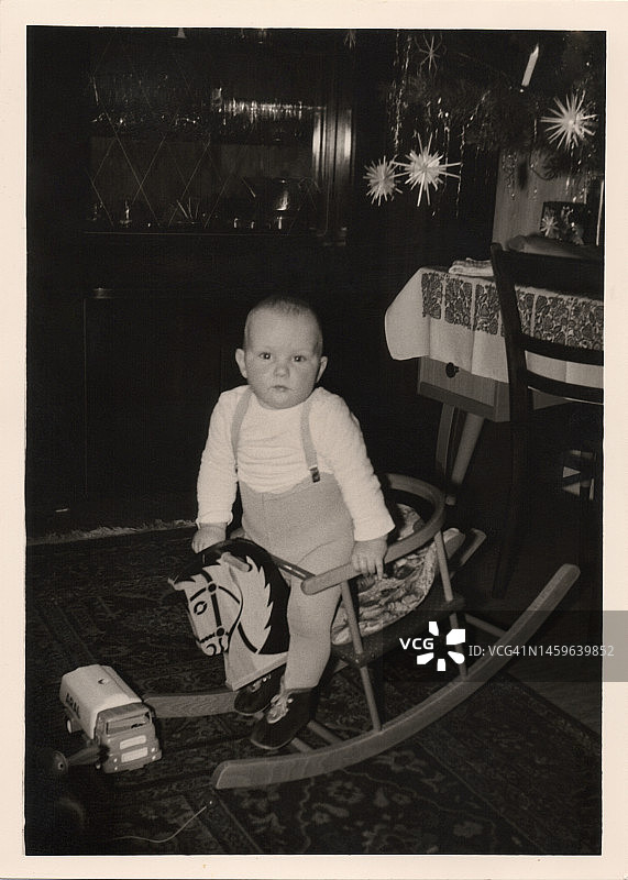 小男孩在他的摇马上图片素材