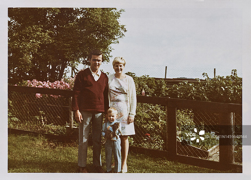 户外年轻家庭肖像图片素材