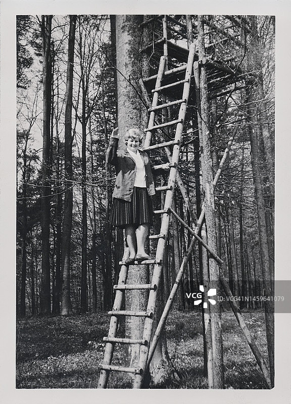 站在梯子上的年轻女人图片素材