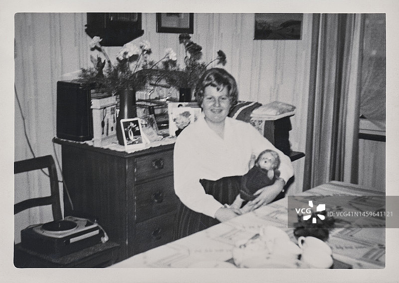 生日时的年轻女人肖像图片素材