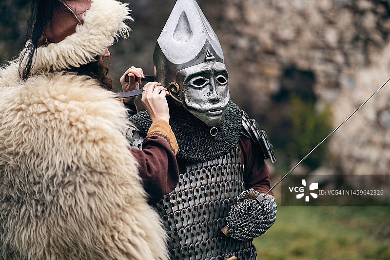 调整钢盔的中古世纪男战士图片素材