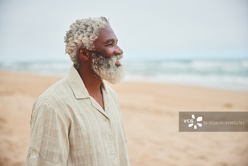 站在海滩上眺望大海的中年男人图片素材