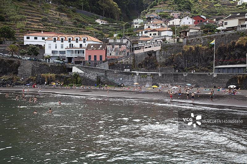 葡萄牙马德拉岛塞萨尔的黑色沙滩和浴湾图片素材