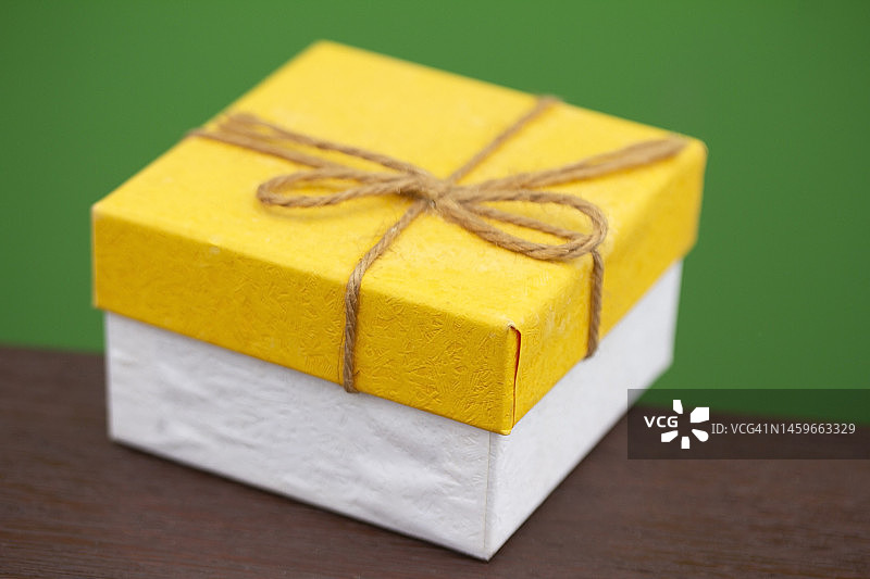 绿色背景上的礼品盒图片素材
