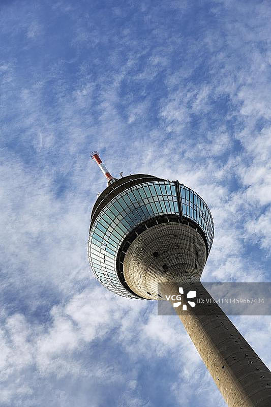 晴朗天气下的莱茵塔，德国北莱茵-威斯特法伦州杜塞尔多夫图片素材