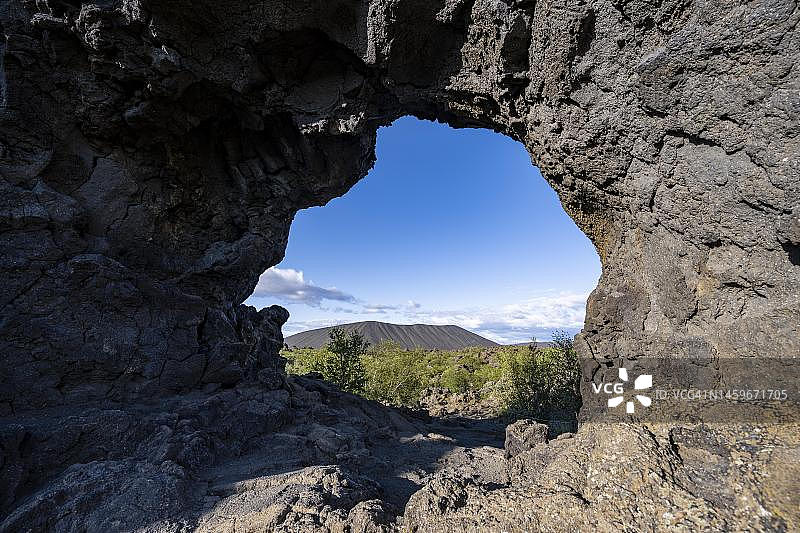 岩石拱门，火山岩层，克拉夫拉火山地貌，丁姆博贾熔岩地，米湖，冰岛图片素材