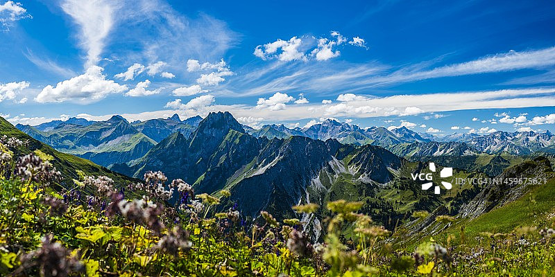 德国巴伐利亚阿尔高阿尔卑斯山山脉全景图片素材