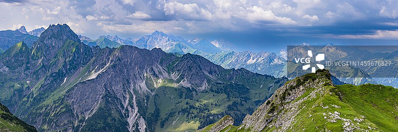 德国巴伐利亚阿尔高阿尔卑斯山山脉全景图片素材