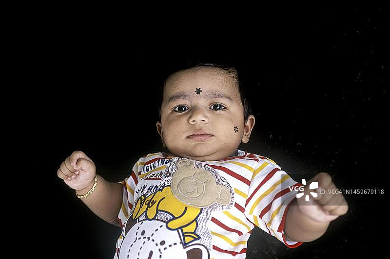 在印度南部泰米尔纳德邦哥印拜陀的3个月大的南印度男婴Ashwin图片素材