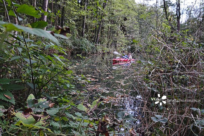 秋季施普雷瓦尔德的独木舟之旅，勃兰登堡，德国图片素材