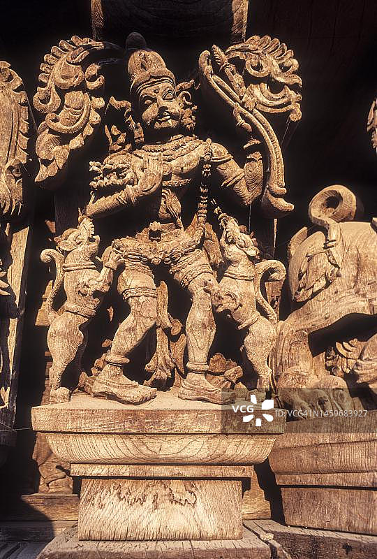 印度泰米尔纳德邦马杜赖米纳克希-孙达瑞斯瓦拉神庙的17世纪木雕战车图片素材