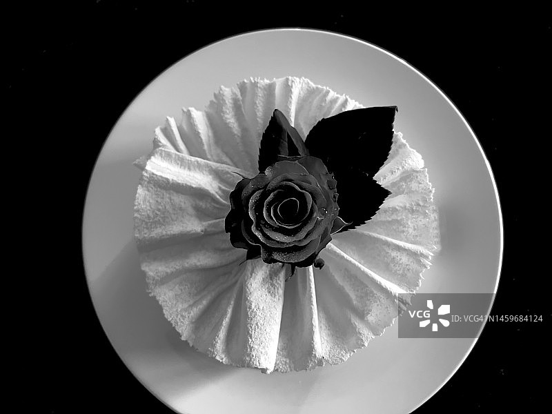 带玫瑰的白色巧克力蛋糕特写图片素材