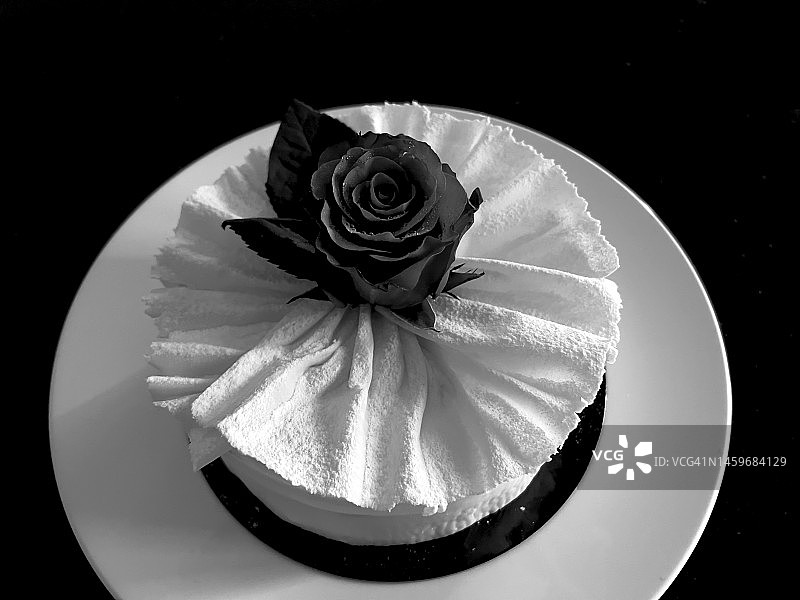 带玫瑰的白色巧克力蛋糕特写图片素材