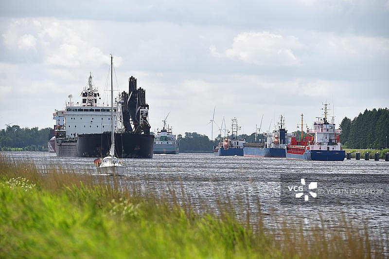 在德国石勒苏益格-荷尔斯泰因基尔运河航行的船只图片素材