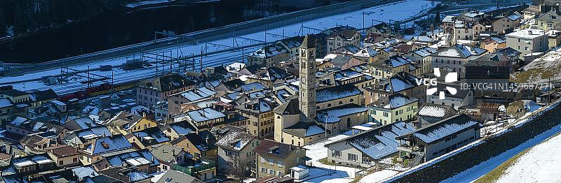 瑞士提契诺州艾罗洛圣纳扎里奥和塞尔索教堂全景航拍图片素材