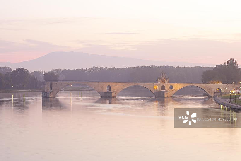 法国普罗旺斯阿维尼翁的阿维尼翁桥、教皇宫和罗纳河对岸的大教堂图片素材