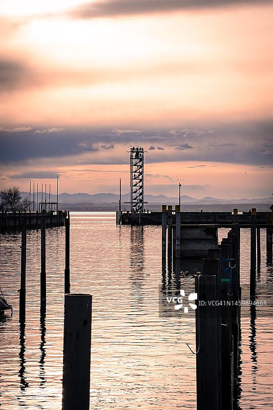 德国腓特烈斯哈芬博登湖港口日落观景塔图片素材