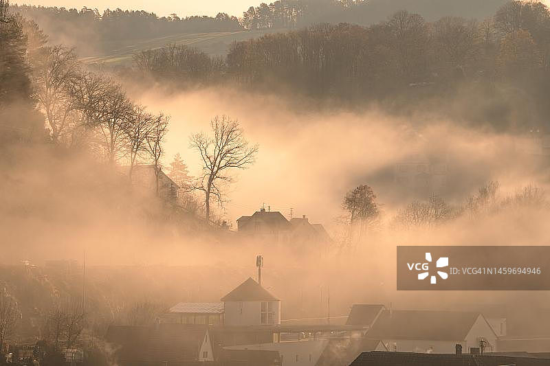 德国黑森林卡尔夫市的雾中日出图片素材
