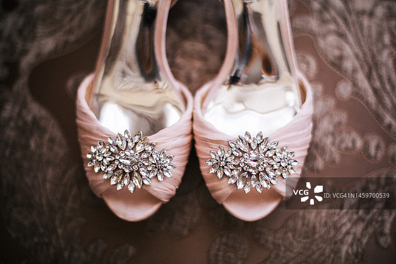 带水晶的淡粉色婚礼高跟鞋图片素材