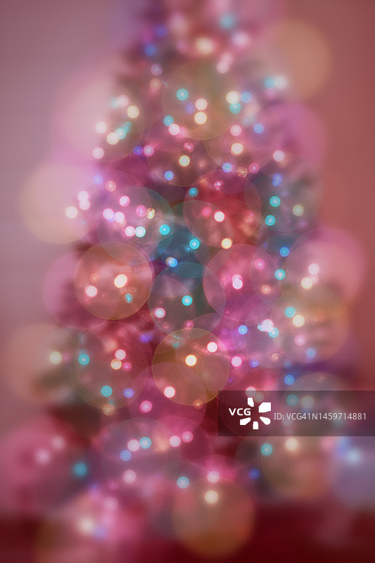 梦幻般的柔和散焦圣诞树灯光图片素材