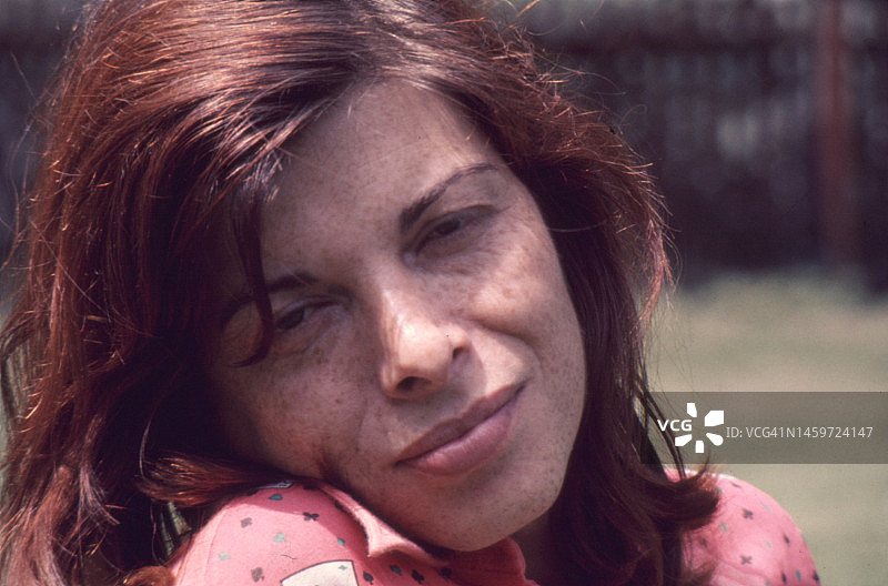 1975年德国居特斯洛美丽女性的复古特写照片图片素材