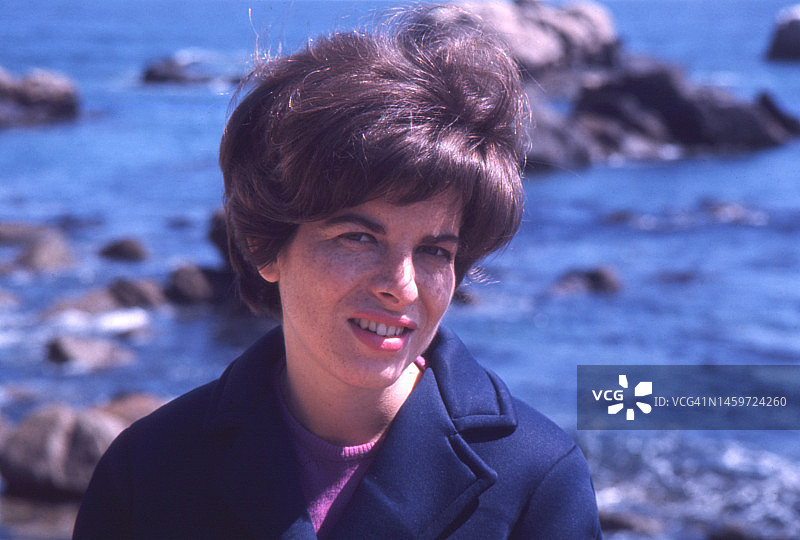 1968年智利维尼亚德尔玛一位美丽女人在岩石海滩前的复古特写照片图片素材