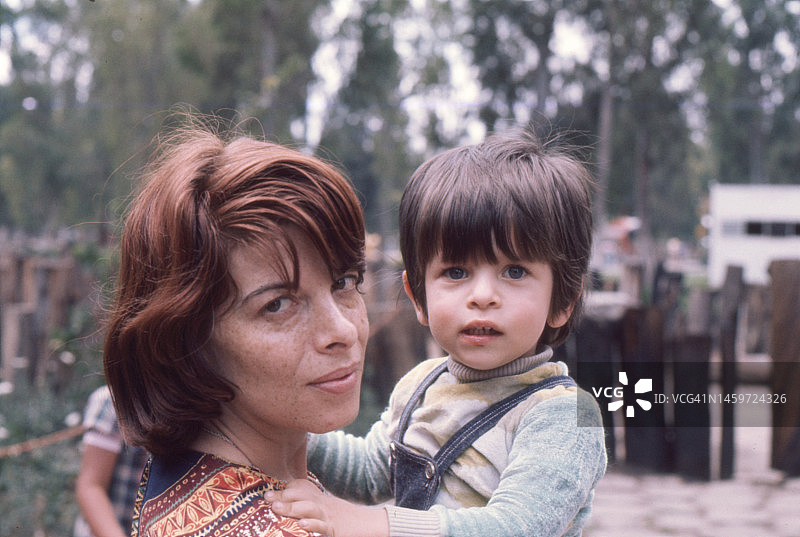 1976年墨西哥墨西哥城美丽女子和她两岁儿子的复古照片图片素材
