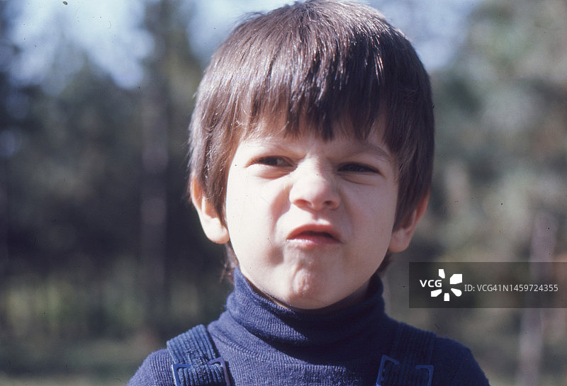 1978年，在南斯拉夫贝尔格莱德，一个四岁男孩做鬼脸的老照片图片素材